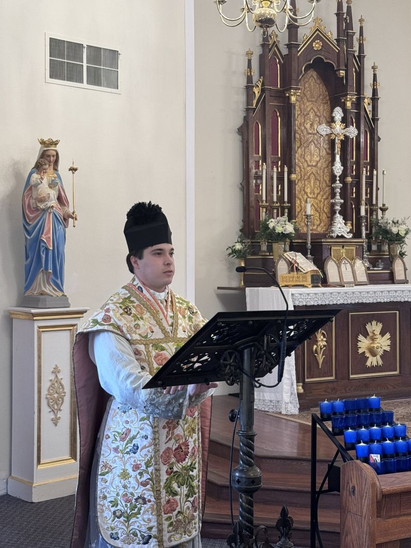 Image for the Tweet beginning: Moments from the Sung Mass