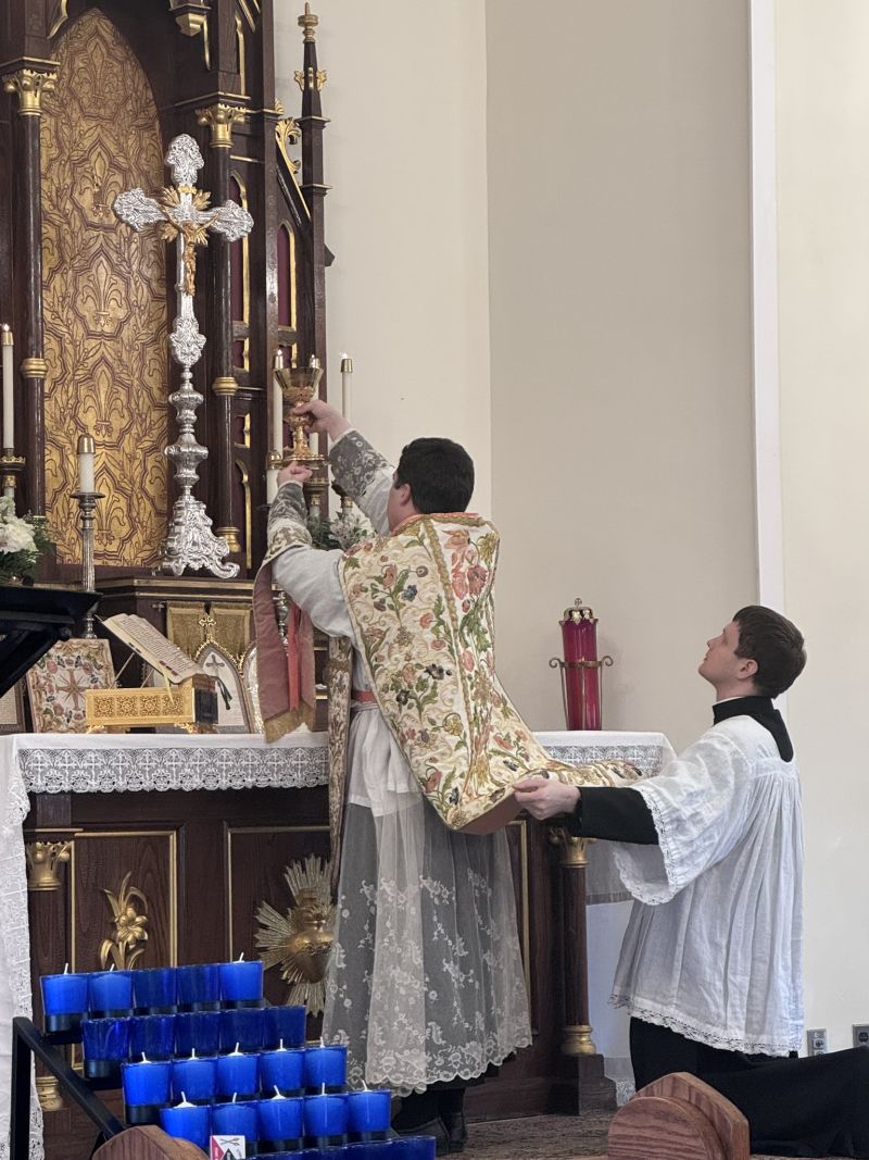 Image for the Tweet beginning: Moments from the Sung Mass